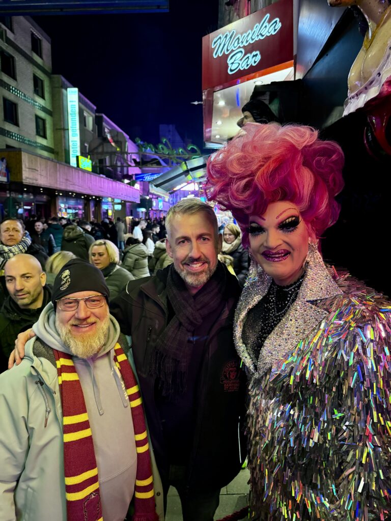 Sebastian Pufpaff als Kiez-Praktikant von Olivia Jones und Fabian Zahrt (aka der "Harry Potter der Reeperbahn"). Puffi absolvierte einen Show- und Kober-Kurs und crashte eine KultKieztour.