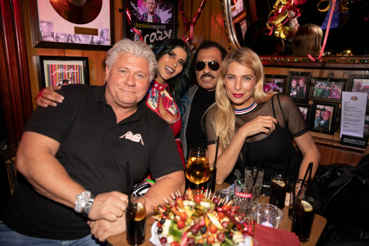 kalle-schwensen-der-paradiesvogel-des-hamburger-kiezes-mehr-erfahren