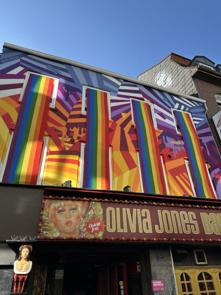 Olivia Jones Bar Fassade wird zum Kunstwerk, Streetart von Flying Fortress 800 x 1067 Große Freiheit Streetart – Gesamtkunstwerk Olivia Jones Bar