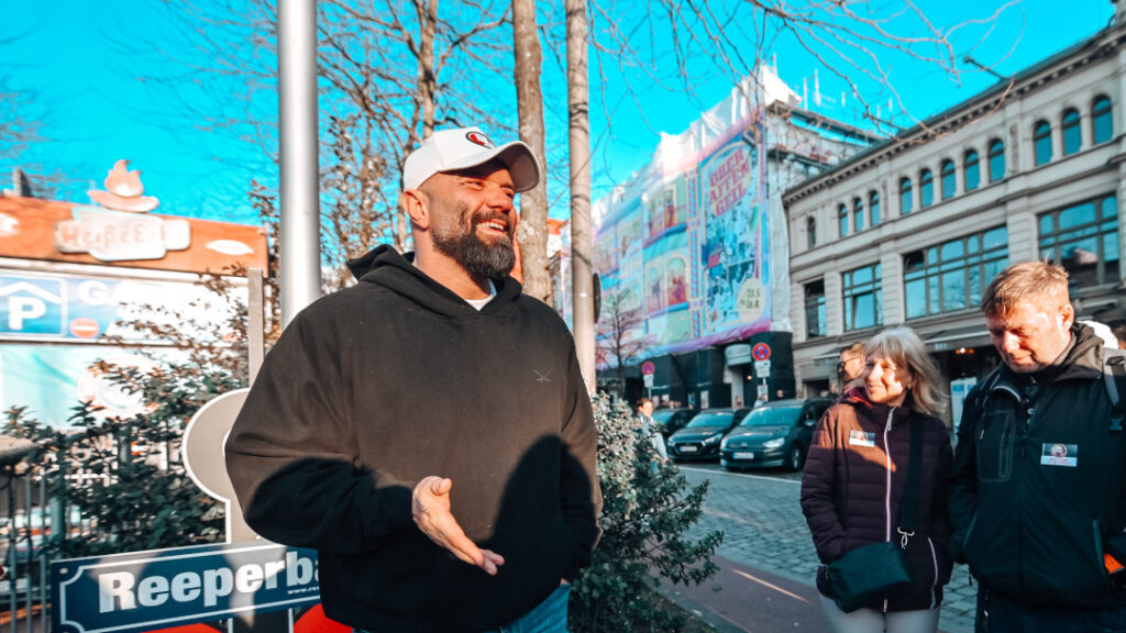 Jan Schütt auf der Reeperbahn mit Kieztour-Gästen – Reeperbahn bei Tag