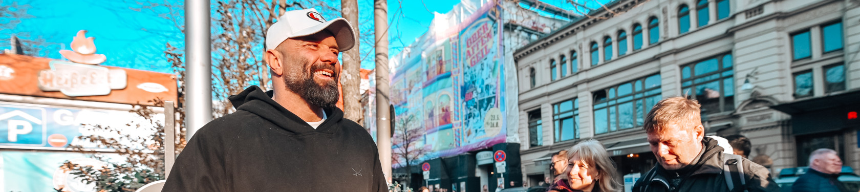 Jan Schütt auf der Reeperbahn mit Kieztour-Gästen – Reeperbahn bei Tag