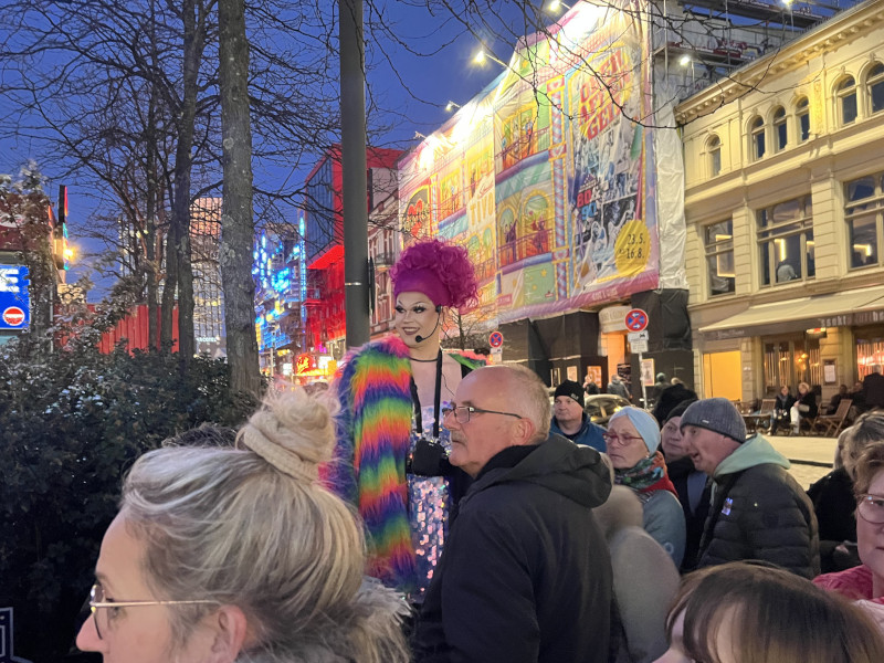 Der Spielbudenplatz auf der Hamburger Reeperbahn mit Drag-Queen Leona London