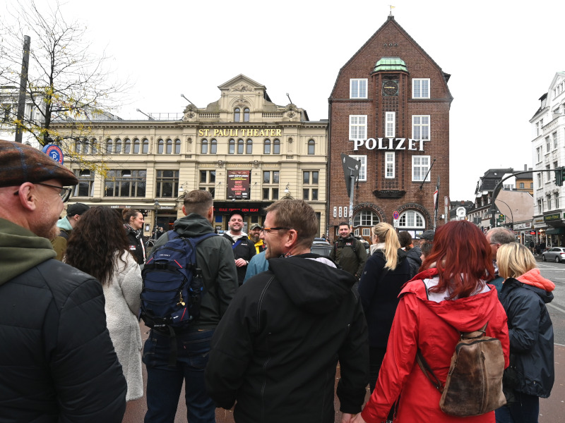 Davidwache und St. Pauli Theater auf der Hamburger Reeperbahn mit Bela Zindler und Tourgästen