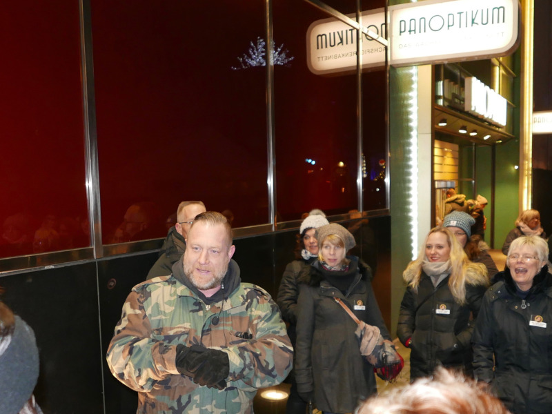 Hamburger Reeperbahn - Koberer Fabian Zahrt vor dem Panoptikum