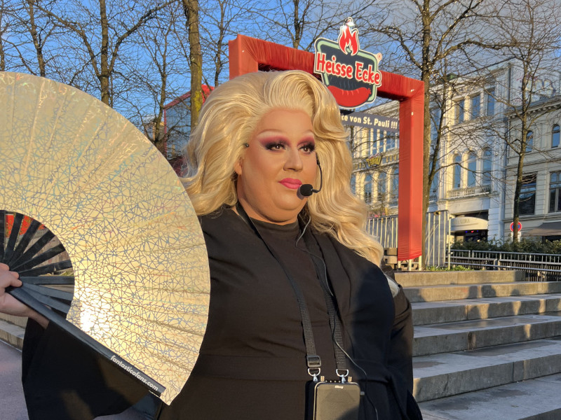 Der Spielbudenplatz auf der Hamburger Reeperbahn - Drag Queen Vanity Trash vor der Heissen Ecke
