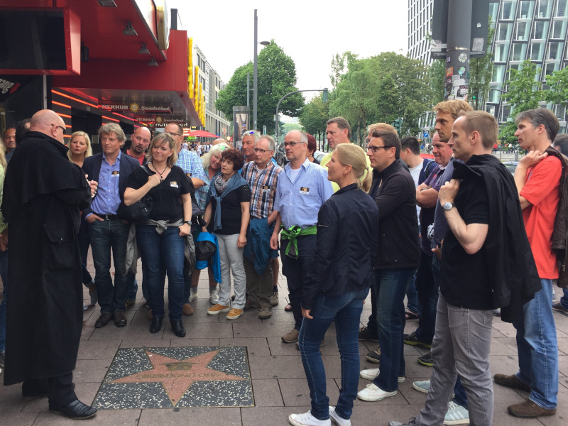 Eddy Kante zeigt Tourgästen Udo Lindenbergs Stern auf der Hamburger Reeperbahn