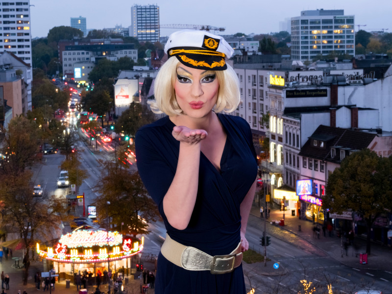 Blick auf die Reeperbahn Hamburg mit Drag-Queen Fanny Funtastic