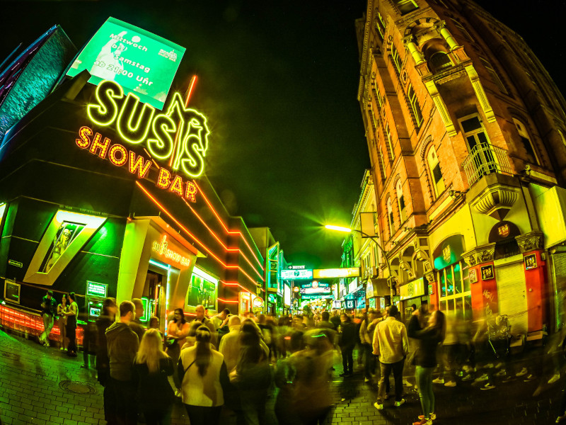 Reeperbahn Hamburg - Blick vom Beatles-Platz an der Reeperbahn in die Große Freiheit