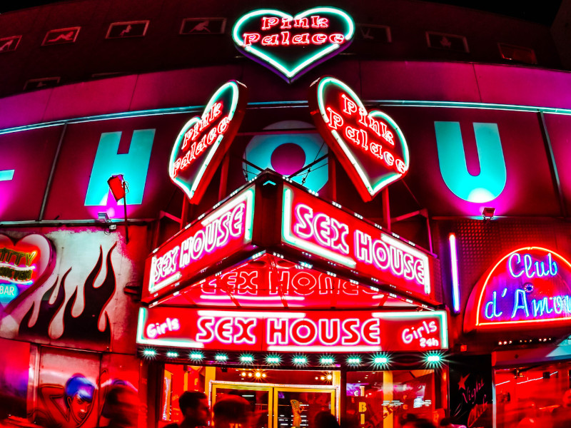 Die grellen Lichter des Pink Palace auf der Reeperbahn Hamburg