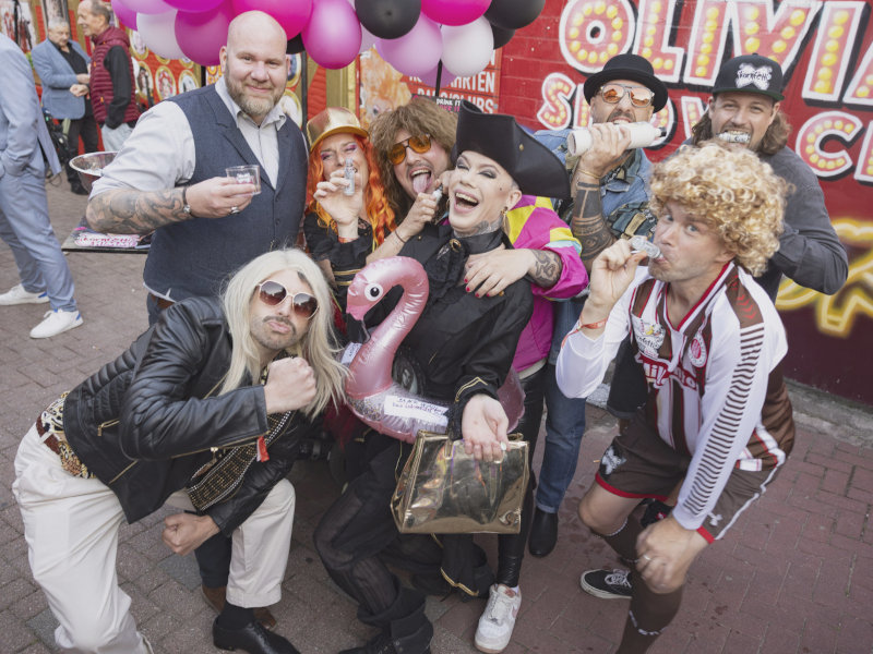 Olivia Jones Shows heiße Ecke im Innenhof der Großen Freiheit Sommerparty mit Feiernden