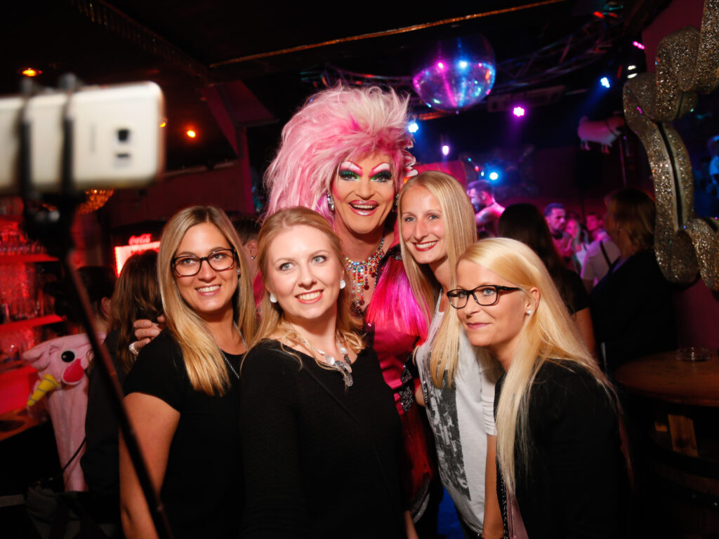 Olivia Jones treffen – wann kann man Olivia Jones treffen, wo kann man Olivia Jones treffen, wie kann man Olivia Jones treffen, Olivia Jones Bar, Olivia Jones live erleben